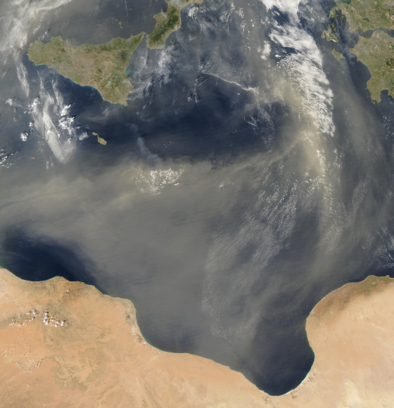 Tempête de sable sur la mer Méditerranée