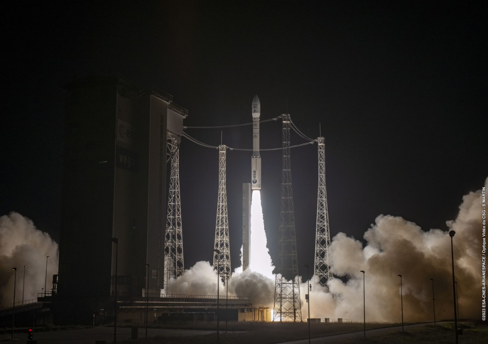 Vega-vlucht VV23 stijgt op, met aan boord verschillende nanosatellieten, waaronder PVCC, die in een baan om de aarde zullen worden gebracht
