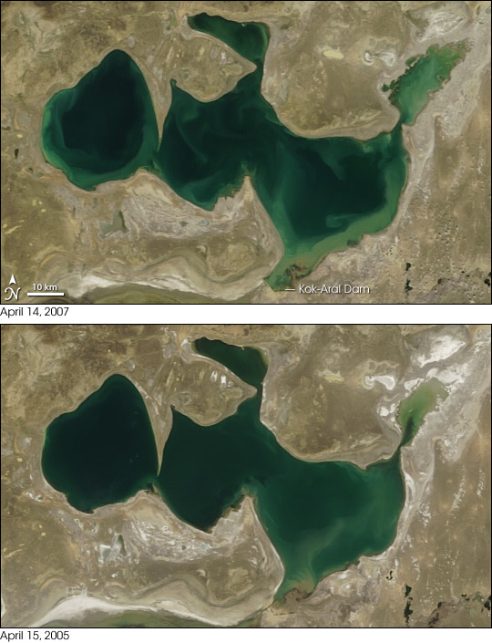 Images de la petite mer d'Aral acquises par le spectroradiomètre MODIS  (Moderate Resolution Imaging) à bord du satellite Terra de la NASA. L'image du haut a été acquise le 9 avril 2006, celle du bas le 8 avril 2005.