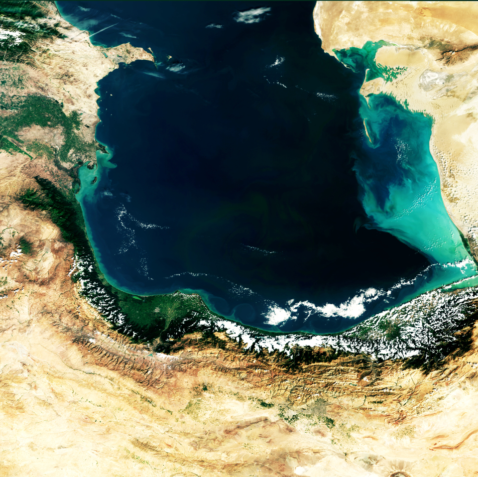 Image de la partie méridionale de la mer caspienne, acquise par  le capteur MERIS d'Envisat le 3 octobre 2005 en "full resolution mode".  L'image a une résolution spatiale de 300m et couvre une superficie de 672 km x 672 km.