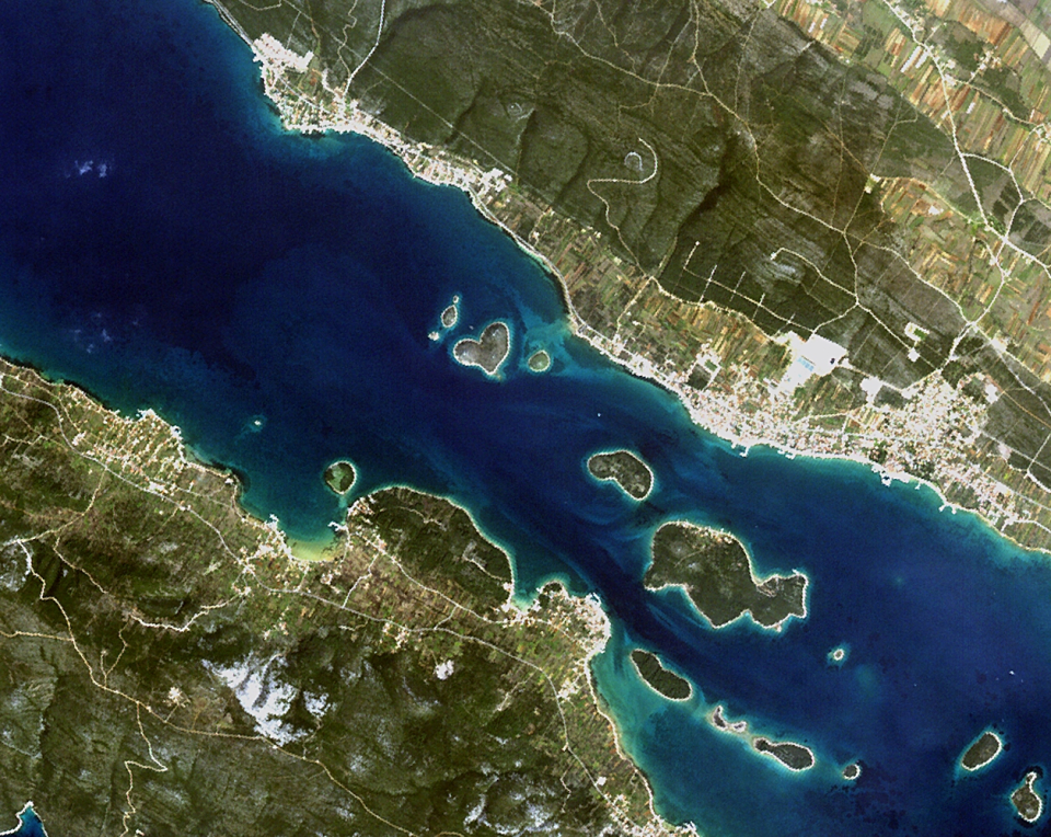 Het eilandje Galešnjak gezien door de AVNIR-2 sensor van de Japanse satelliet ALOS.  Beeld opgenomen op 19 maart 2010. Credits: JAXA, ESA