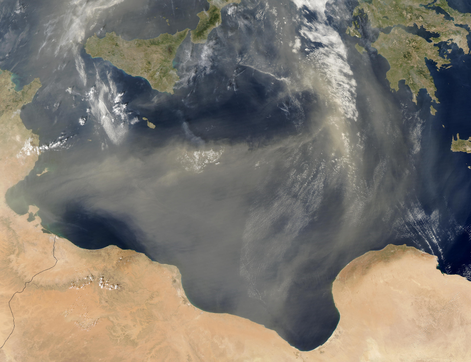 Nuage de sable au-dessus de la mer Méditerrannée. Image fournie par Jacques Descloitres, MODIS Rapid Response Team, NASA GSFC