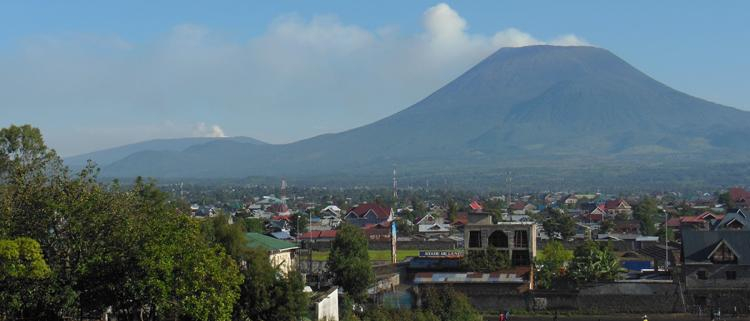 De Nyiragongo-vulkaan torent uit boven de stad Goma, DR Congo. (© N. d'Oreye)