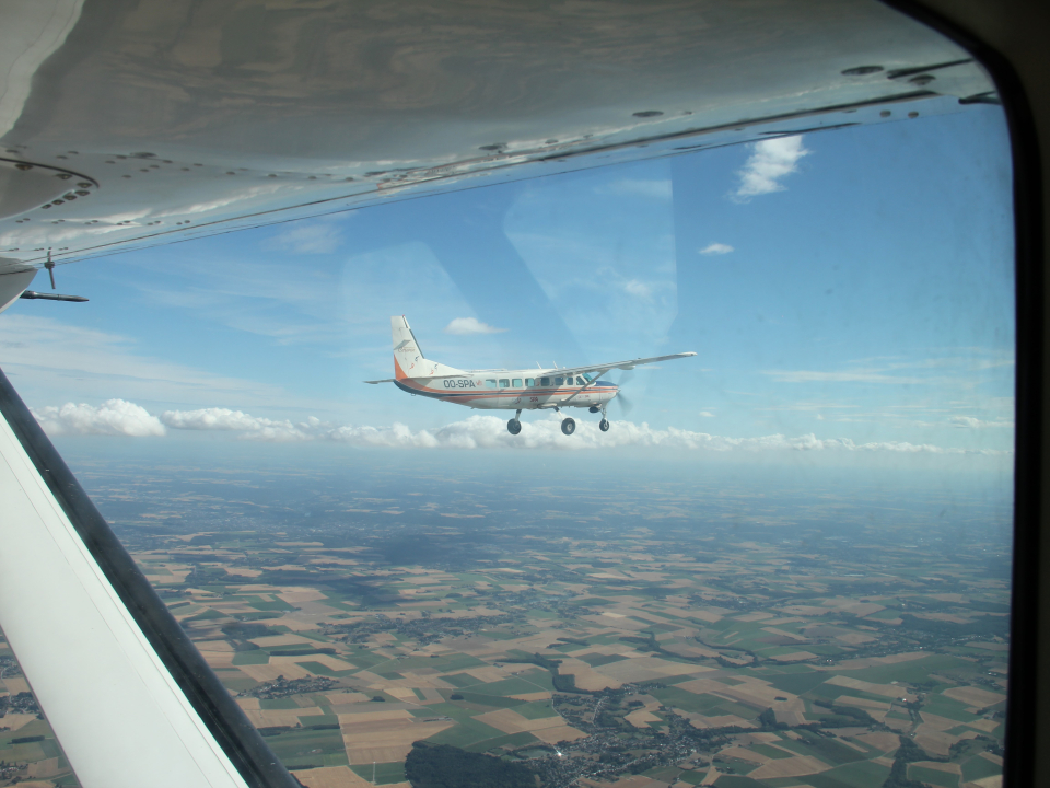 Bistatisch SAR-systeem gemonteerd op twee vliegtuigen die in tandem vliegen tijdens de BELSAR-campagne.